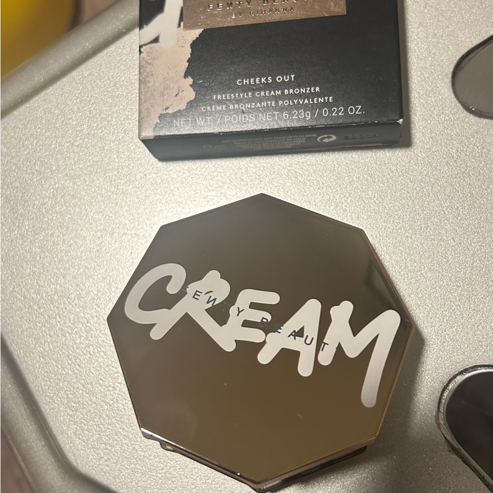 FENTY BEAUTY
Cheeks Out Freestyle Cream Bronzer - Macchiato new never used